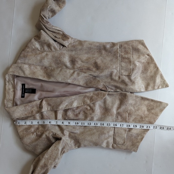INC Snakeskin Print Sheen Cropped Dressy Blazer M Cream Tan Pattern - Picture 16 of 16